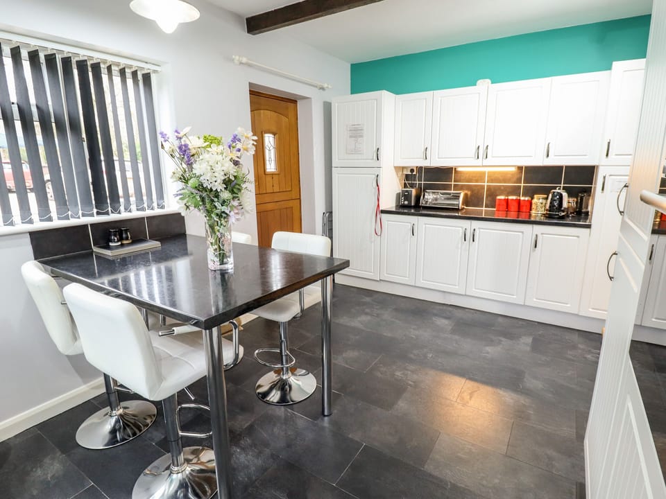 Cottage | Private kitchen | Fridge, microwave, dishwasher, cookware/dishes/utensils