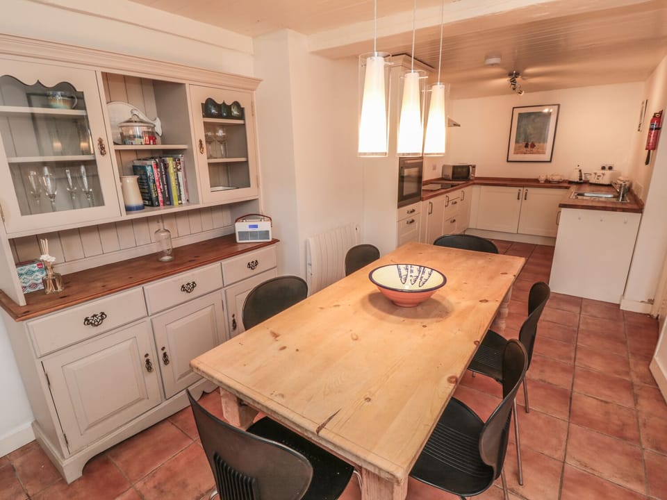 Cottage | Private kitchen | Dishwasher, highchair, cookware/dishes/utensils