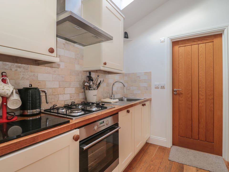 Cottage | Private kitchen | Fridge, microwave, stovetop, dishwasher