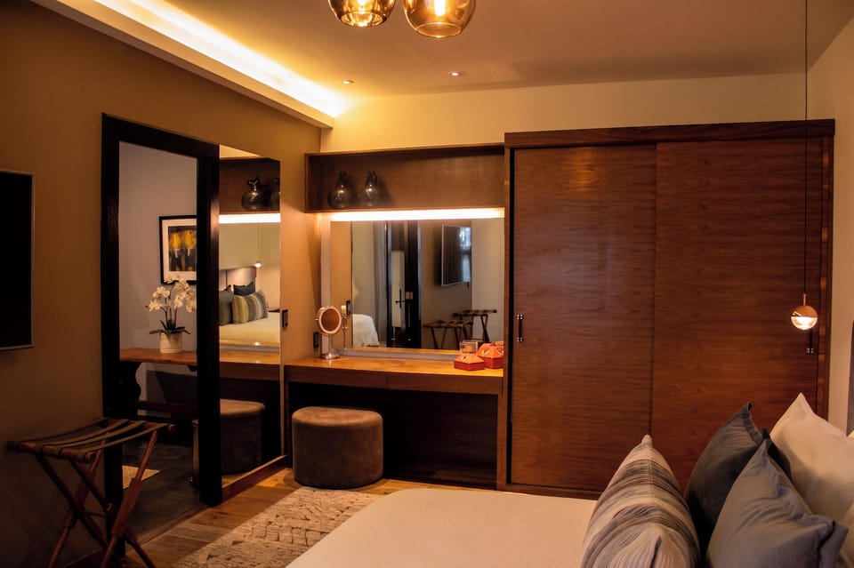 Suite Sharon | Hypo-allergenic bedding, minibar, in-room safe, individually decorated