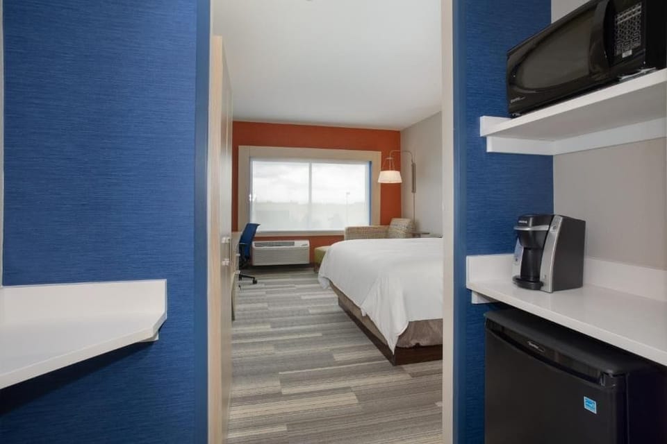 In-room safe, desk, laptop workspace, blackout drapes