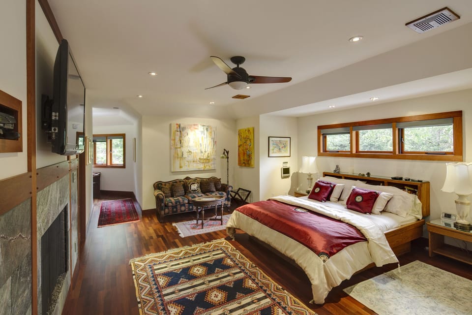 Master Spa Suite | Desk, blackout drapes, iron/ironing board (on request), WiFi (free)