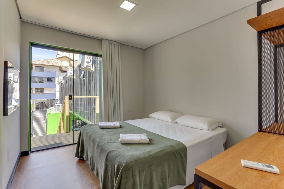 Suite, Accessible | Soundproofing, iron/ironing board, free WiFi, bed sheets