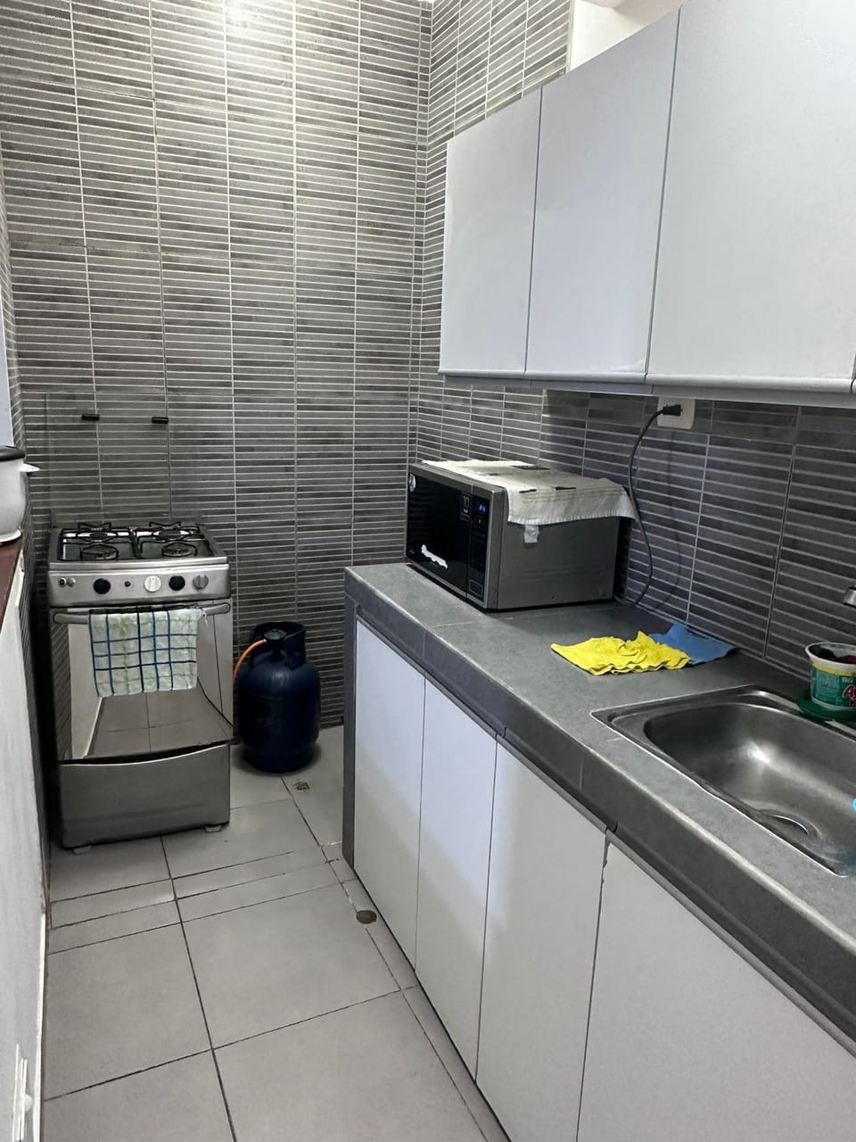 Apartment, 3 Bedrooms | Minibar, blackout drapes, WiFi (free), bed sheets