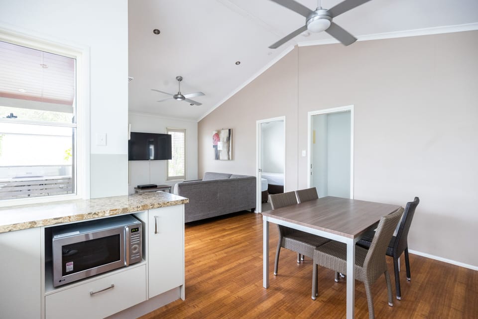 Pandanus Villa - 4 Pax | Living area | TV