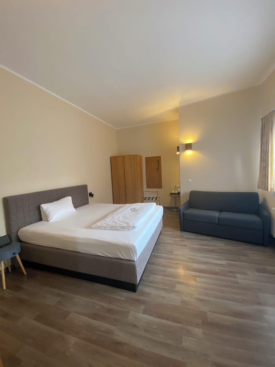 Classic Triple Room | Living area | 32-inch flat-screen TV with cable channels, TV