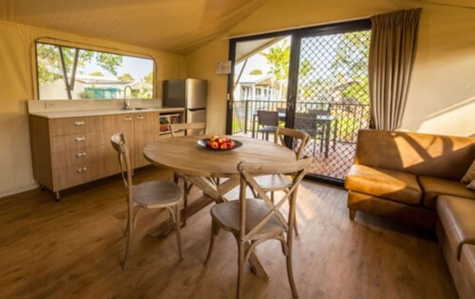 Deluxe Safari Tent | In-room dining