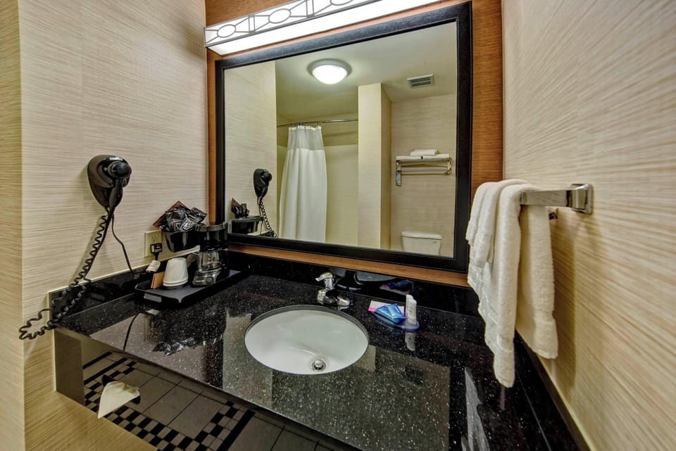 Combined shower/tub, free toiletries, hair dryer, towels