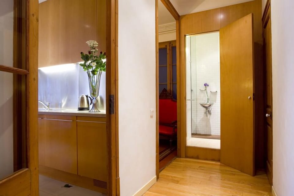 Kitchen, corridor & second bathroom