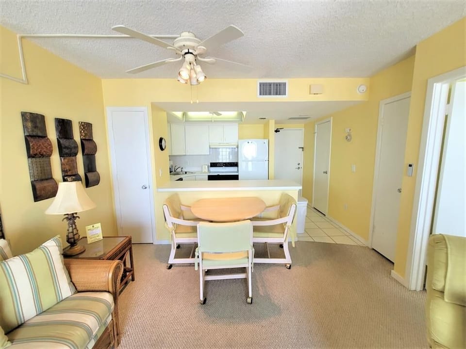 Kitchen Dining area