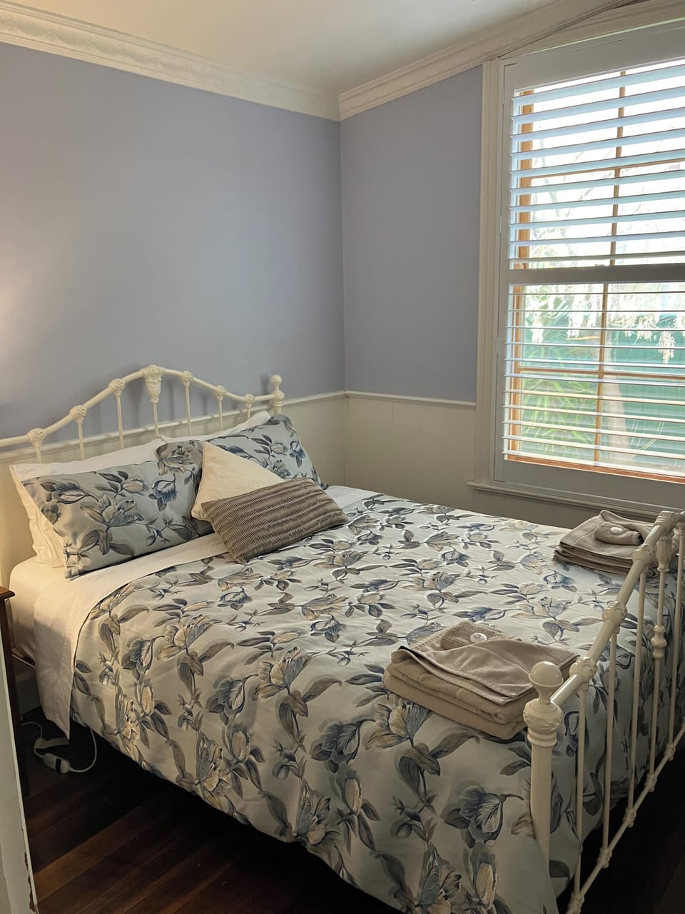 Third bedroom/ comfortable Queen bed with king bedding Electric blankets. 