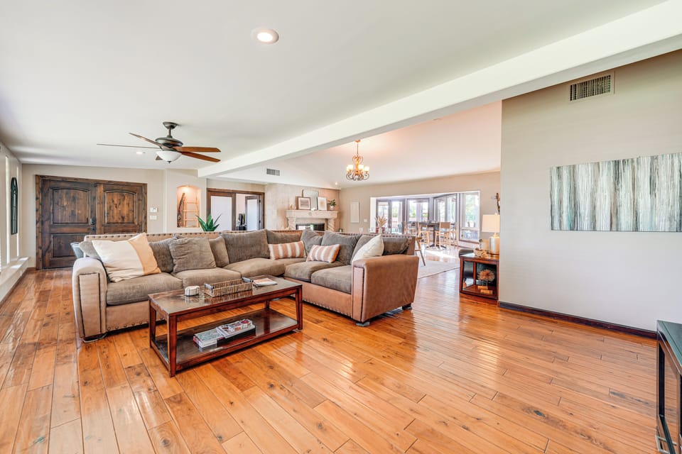 Living Room | Smart TV | Central A/C | Free WiFi