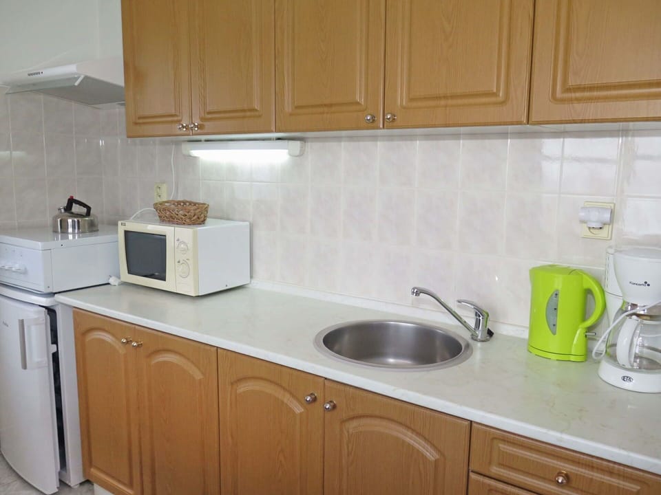 Countertop, Sink, Kitchen Sink, Cabinetry, Kitchen, Property, Room, Furniture, Major Appliance, Home Appliance