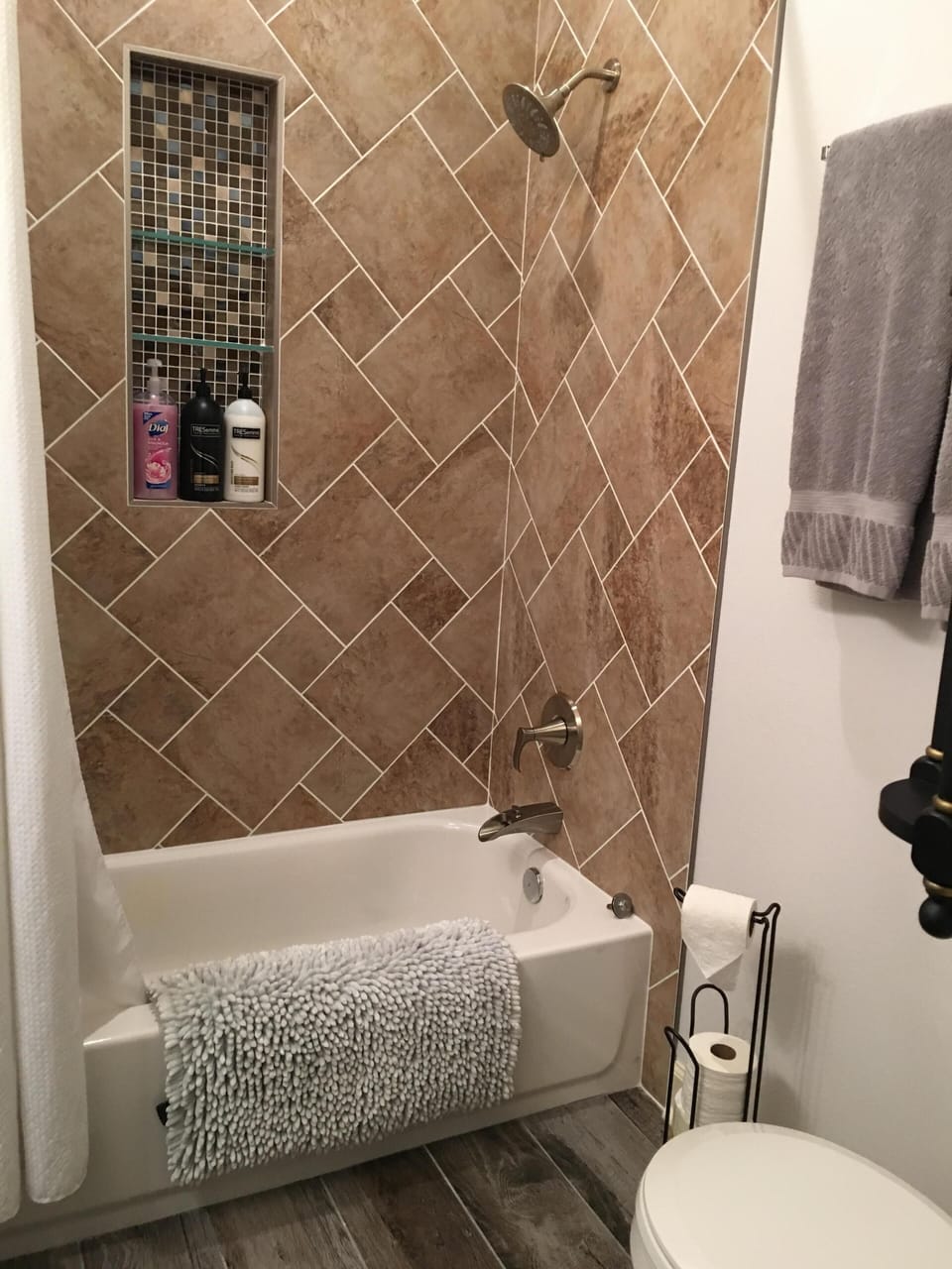 Bathroom # 2, with plenty of towels, shower gel, shampoo & conditioner