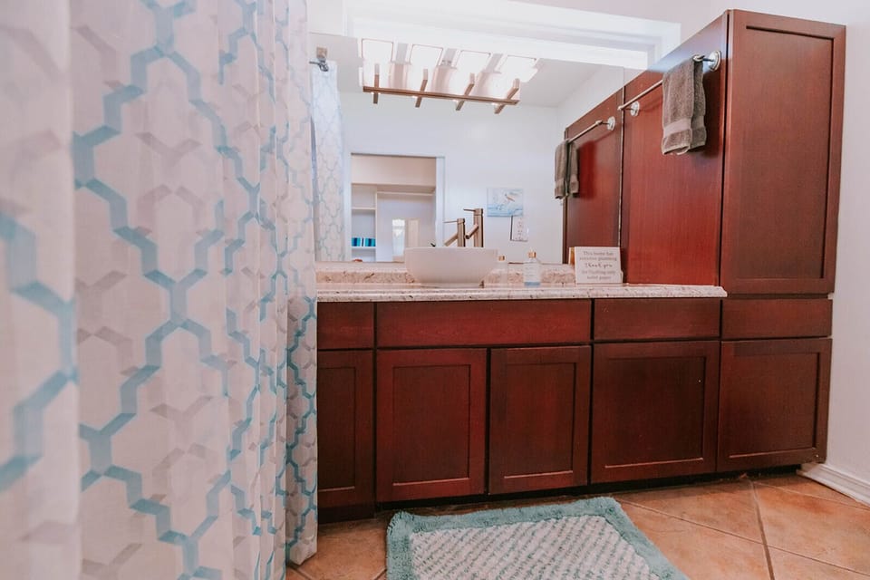 Large bathroom in hallway