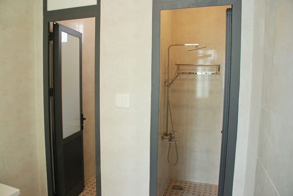 Twin Double Room | Bathroom | Shower, free toiletries, slippers, bidet
