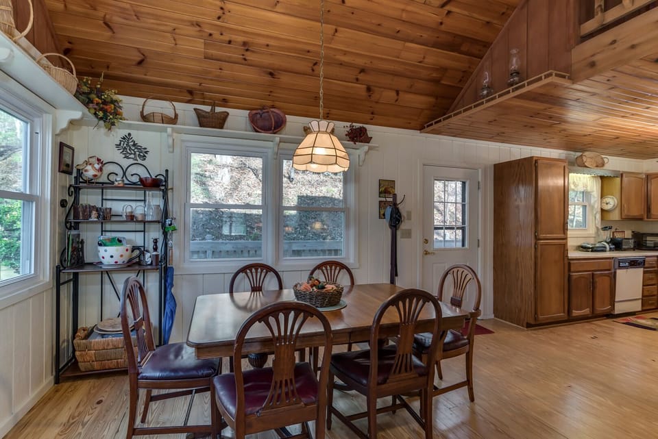 Table for 6 plus 4 TV Trays