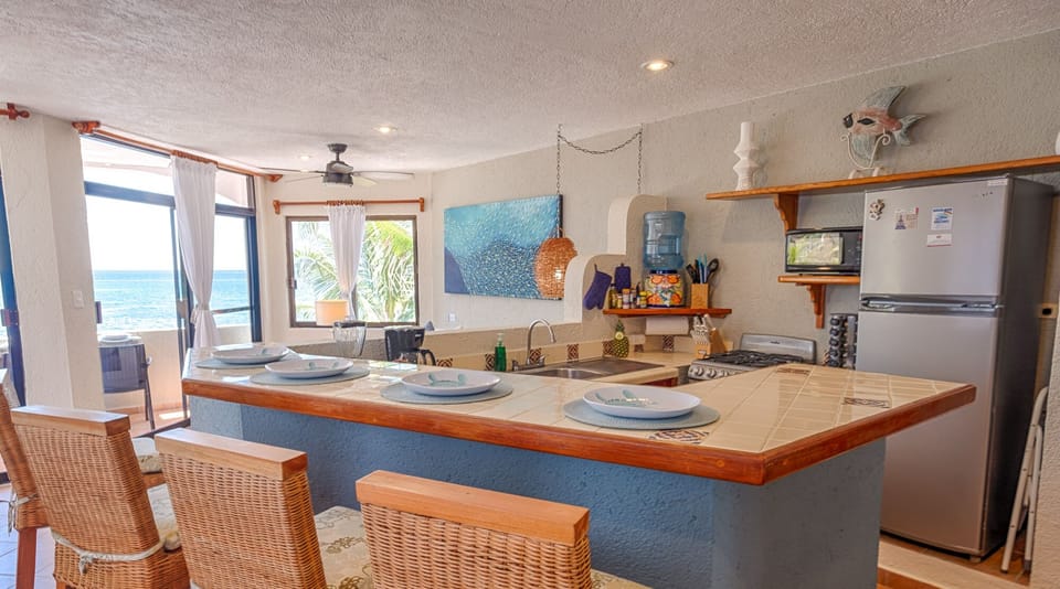 Breakfast bar and sitting area