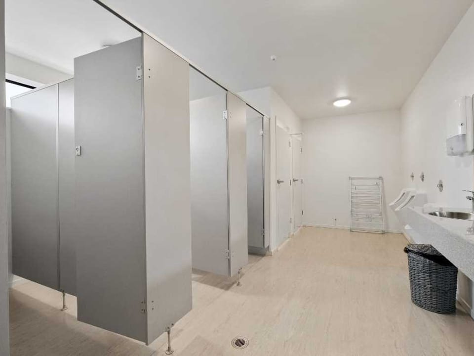 Shower, eco-friendly toiletries, towels