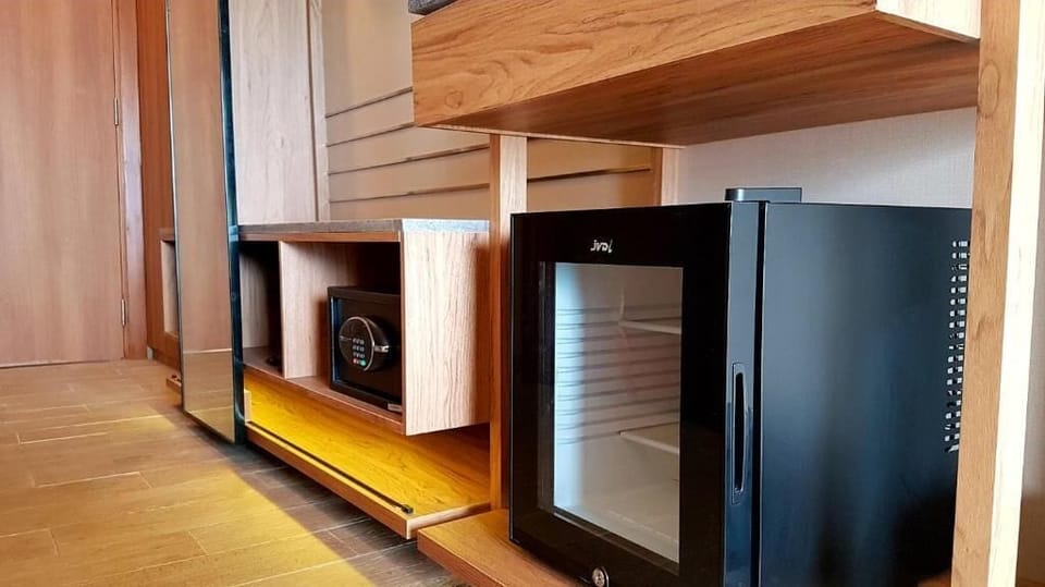 Minibar, in-room safe, desk, laptop workspace