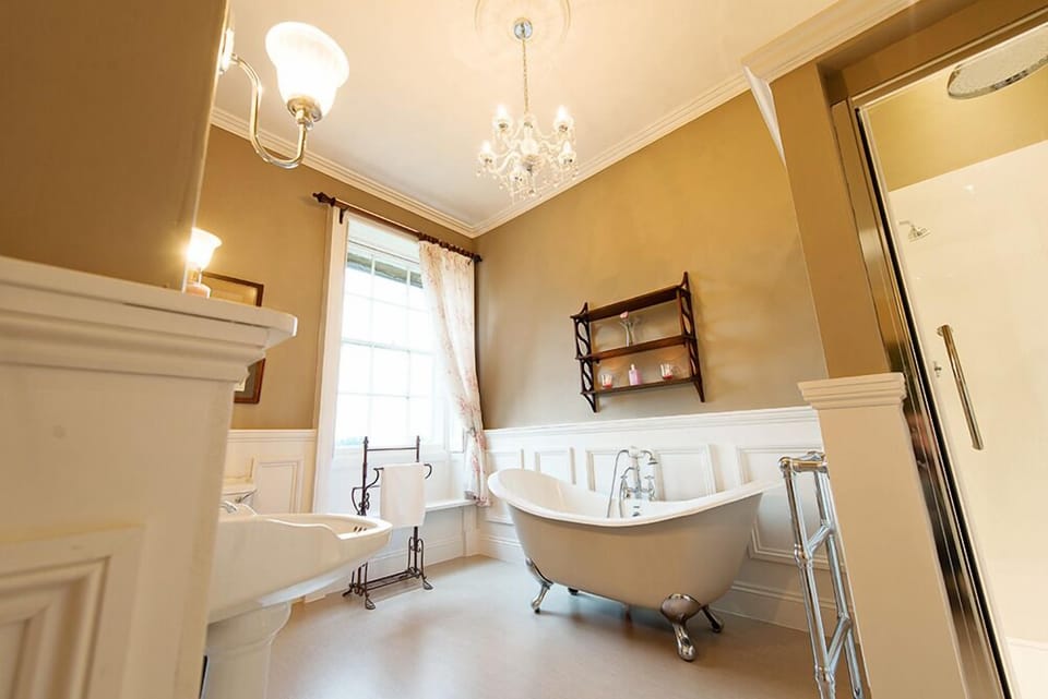 Master Bedroom | Bathroom | Separate tub and shower, free toiletries, bathrobes, towels