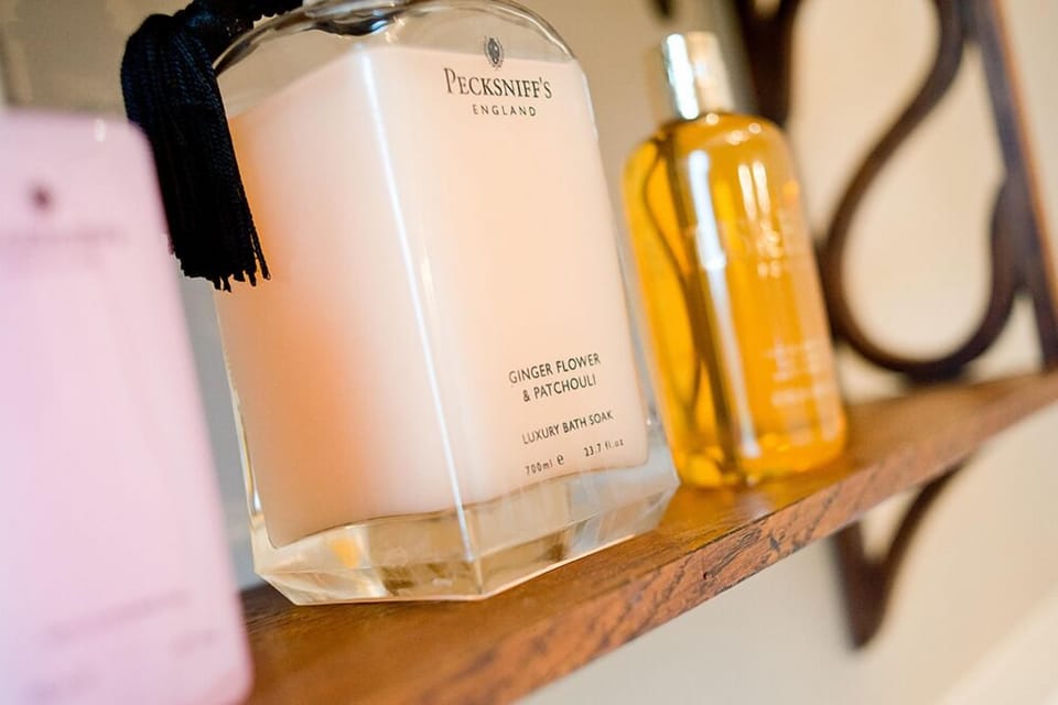 Master Bedroom | Bathroom | Separate tub and shower, free toiletries, bathrobes, towels