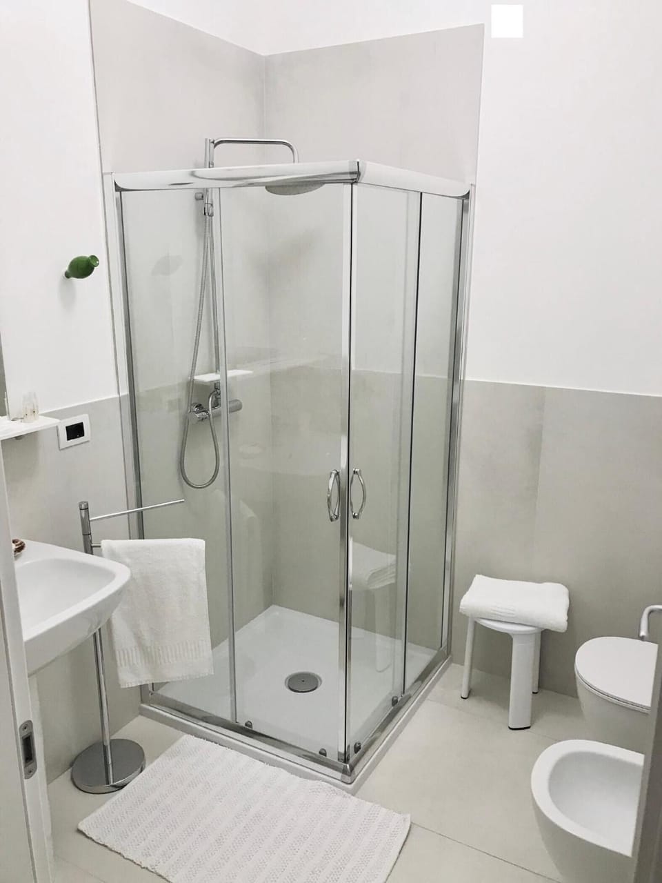 Deluxe Double Room, 1 Queen Bed | Bathroom | Deep soaking tub, rainfall showerhead, free toiletries, hair dryer