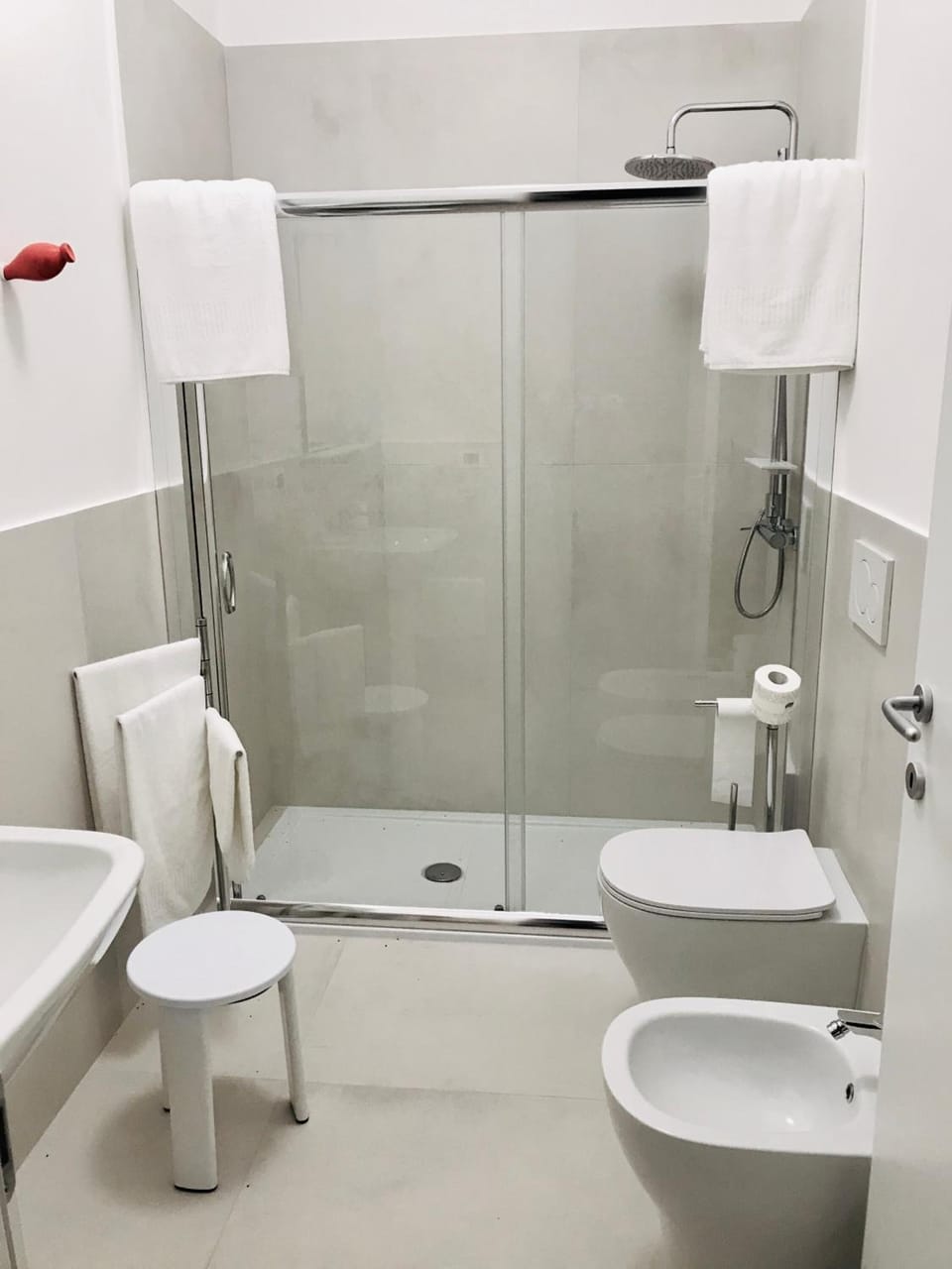 Deluxe Double Room, 1 Queen Bed | Bathroom | Deep soaking tub, rainfall showerhead, free toiletries, hair dryer