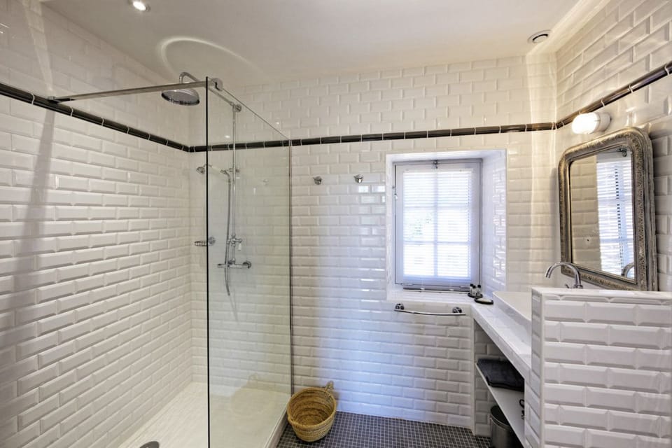 Comfort Double Room, 1 Queen Bed (New York ) | Bathroom | Eco-friendly toiletries, hair dryer, bathrobes, slippers