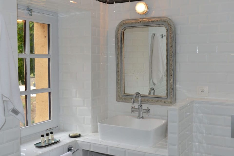 Comfort Double Room, 1 Queen Bed (New York ) | Bathroom | Eco-friendly toiletries, hair dryer, bathrobes, slippers