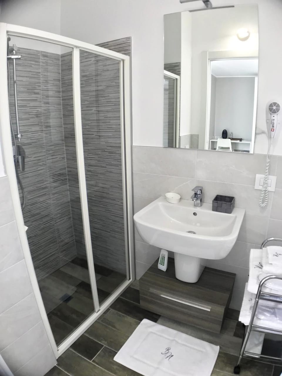 Basic Room (Lyon) | Bathroom | Shower, free toiletries, hair dryer, slippers