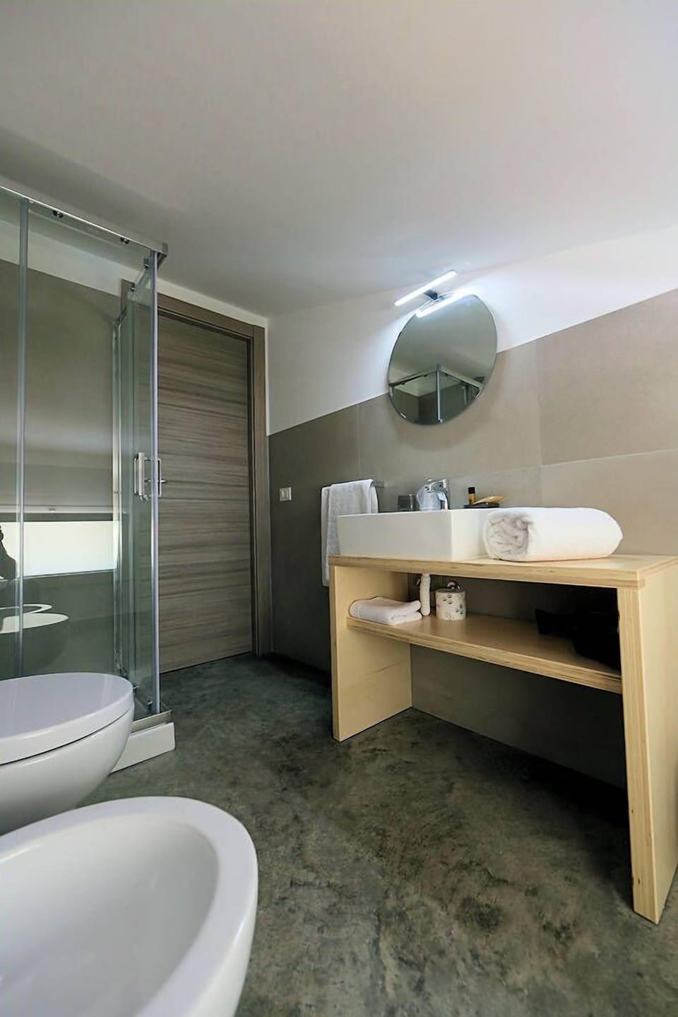 Double Room | Bathroom | Shower, rainfall showerhead, free toiletries, hair dryer