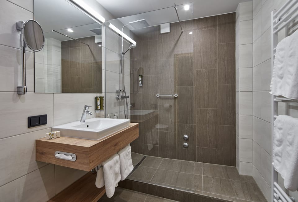 Suite | Bathroom | Free toiletries, hair dryer, bathrobes, slippers