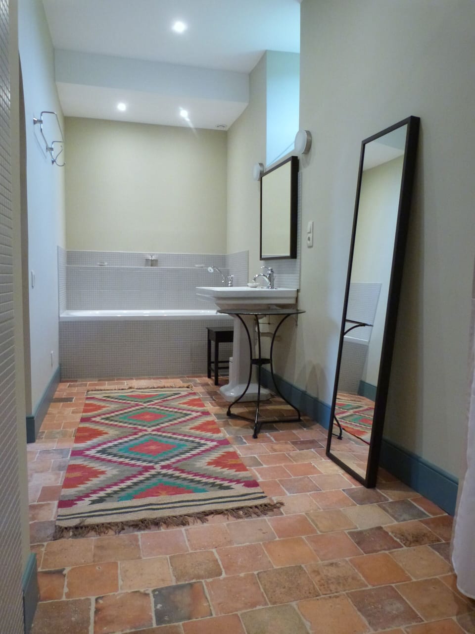 Family Suite | Bathroom | Separate tub and shower, rainfall showerhead, free toiletries