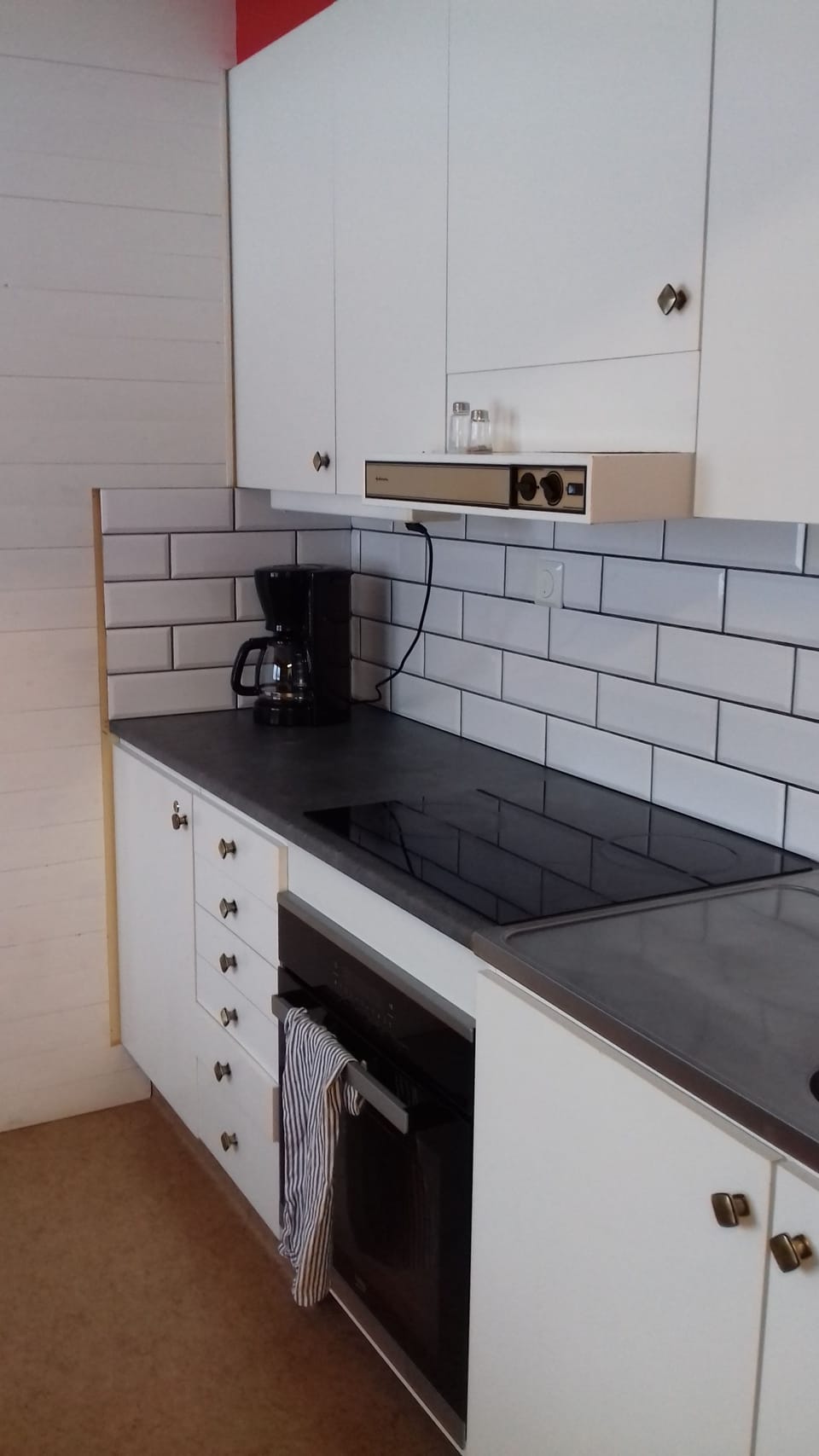 Fridge, oven, stovetop, cookware/dishes/utensils