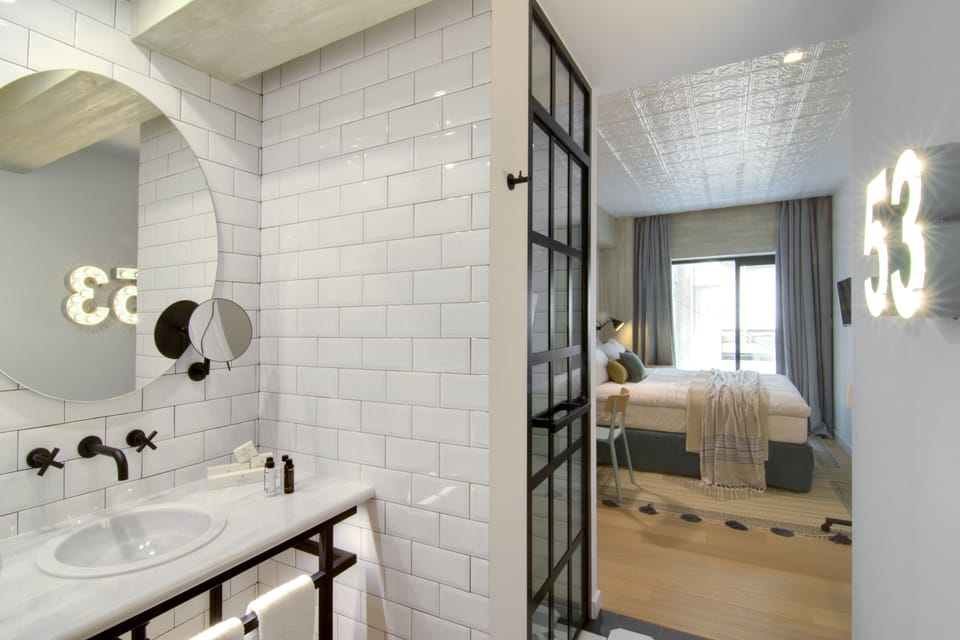 Peer Double Room, Balcony | Bathroom | Shower, rainfall showerhead, free toiletries, hair dryer