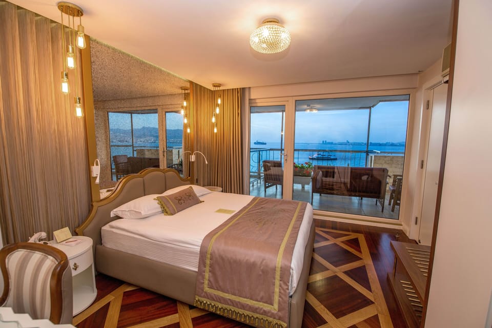Deluxe Suite | Premium bedding, minibar, in-room safe, desk