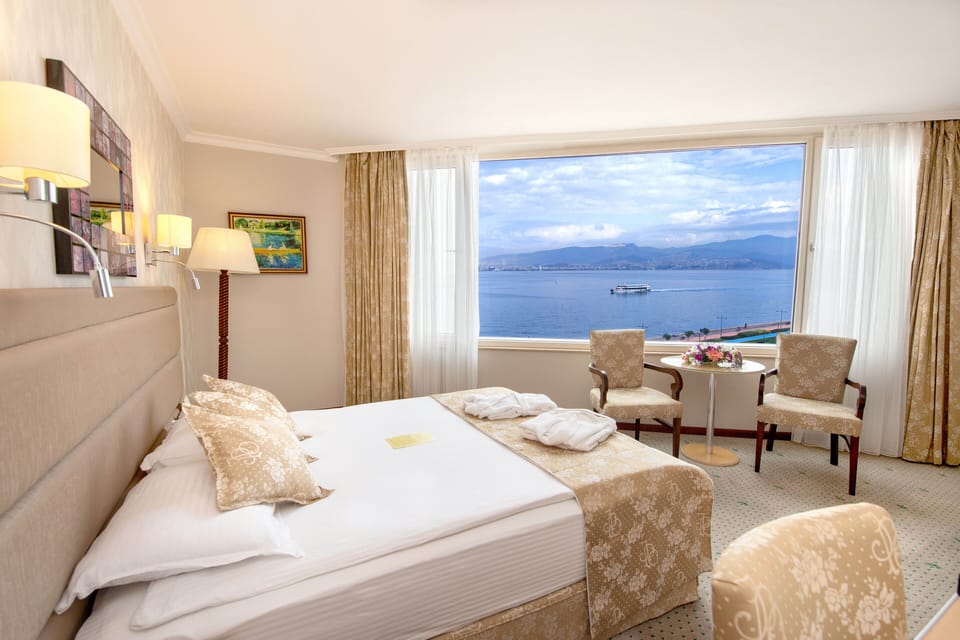 Junior Suite | Premium bedding, minibar, in-room safe, desk