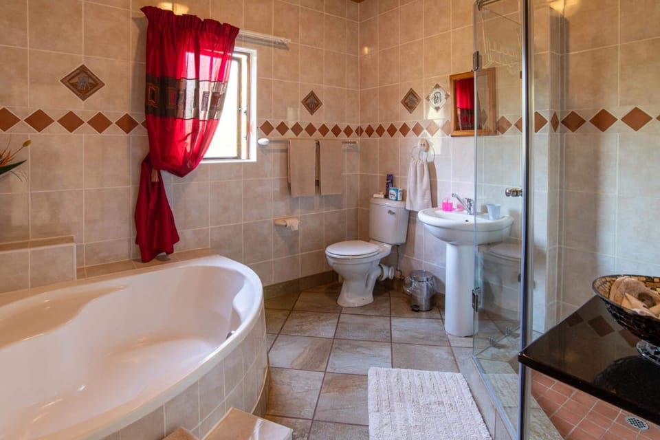 Standard Double Room (C) | Bathroom | Deep soaking tub, free toiletries, hair dryer, towels