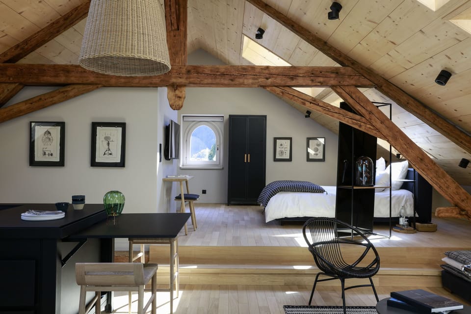 Deluxe Loft, 1 King Bed | Individually decorated, individually furnished, desk, blackout drapes