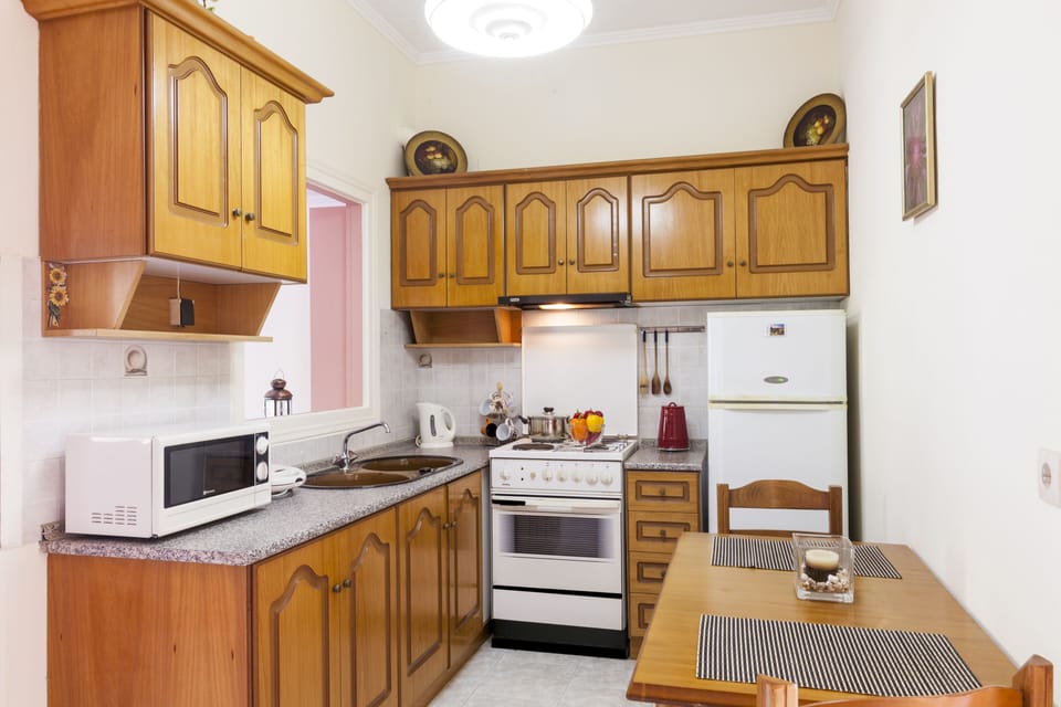 House, 2 Bedrooms | Private kitchen | Full-size fridge, microwave, oven, stovetop
