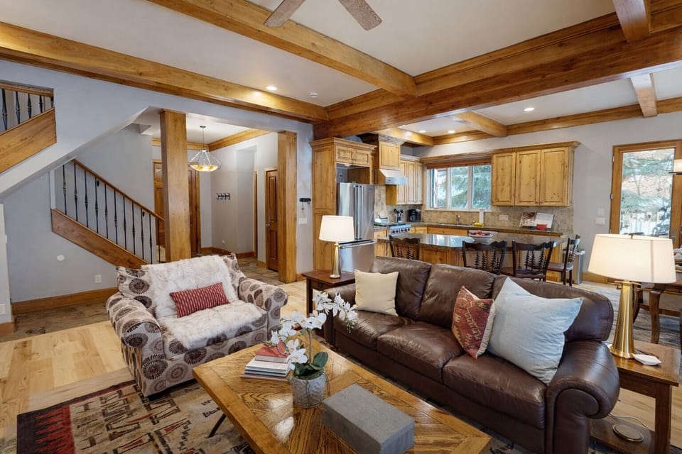 House, 5 Bedrooms | Living area | Smart TV