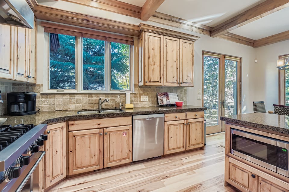 House, 5 Bedrooms | Private kitchen | Fridge, oven, coffee/tea maker, toaster