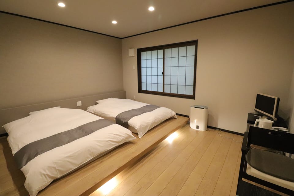 Twin room with unit bathroom | In-room safe, blackout drapes, bed sheets