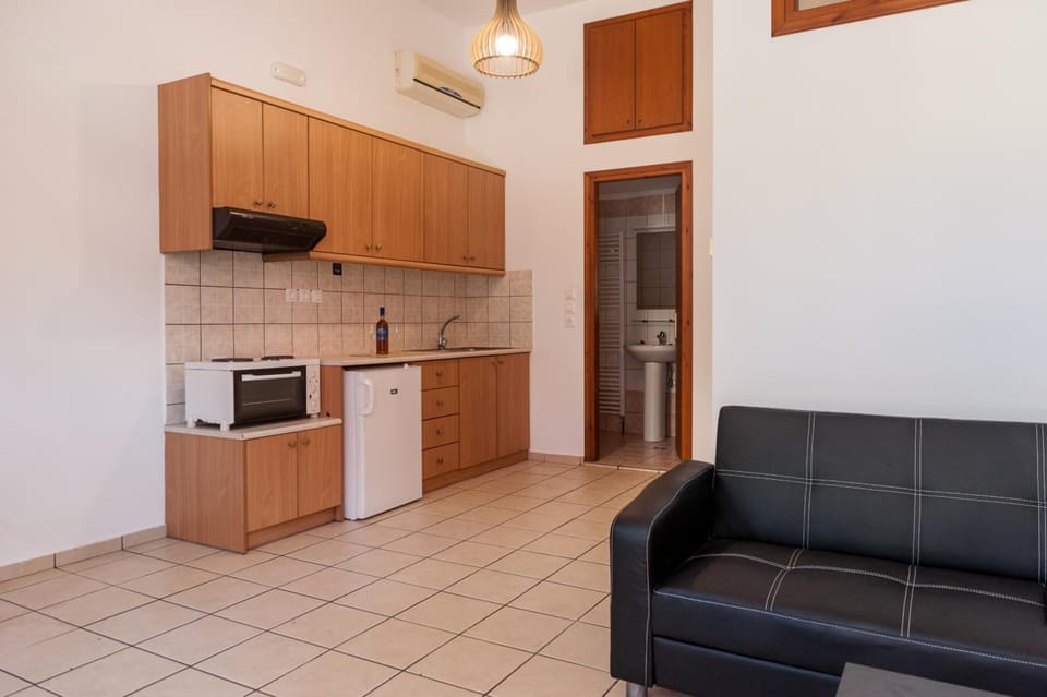 Fridge, stovetop, dishwasher, coffee/tea maker