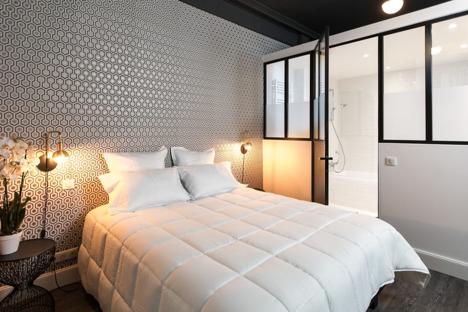 Premium bedding, in-room safe, blackout drapes, soundproofing