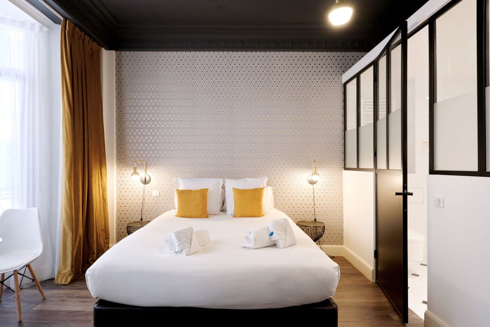 Premium bedding, in-room safe, blackout drapes, soundproofing