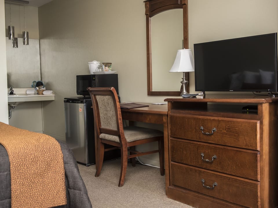 Superior Room, 1 Queen Bed | Room amenity