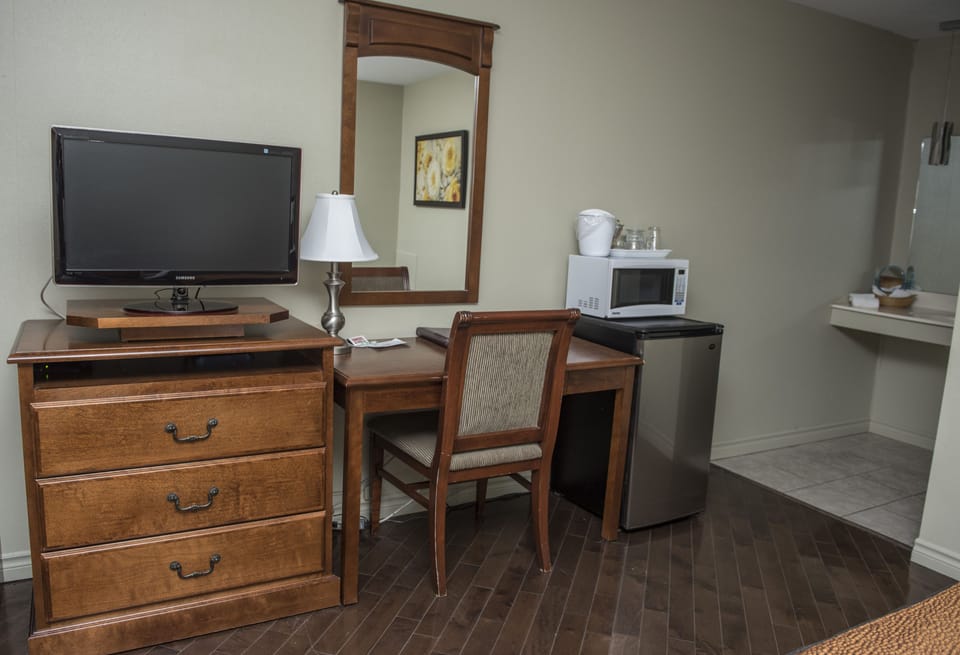 Superior Room, 1 Queen Bed | Room amenity