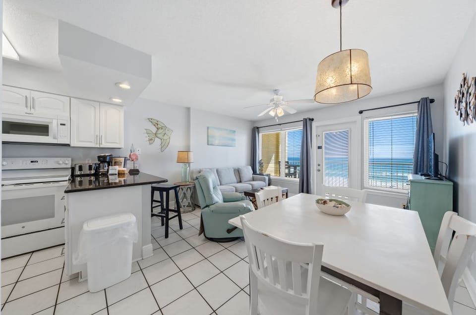 Boardwalk 484 Open Kitchen, Dining, Living Space